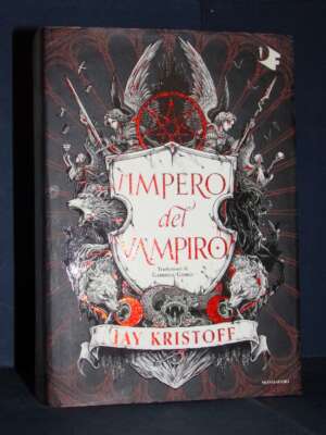 Jay Kristoff – L’Impero del Vampiro – Mondadori / Oscar Fantastica – Prima ed., 2021 – Fantasy – Fantascienza Jay Kristoff – L’Impero del Vampiro – Mondadori / Oscar Fantastica – Prima ed., 2021 - Fantasy - Fantascienza - Libreria del…