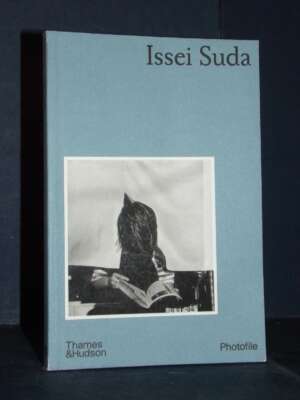 Simon Baker – Issei Suda – Thames & Hudson / Photofile – 2024 (978-0500297353) - Fotografia - Libreria del novecento